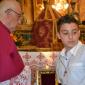 042 Candidate of Confirmation receives the Crucifix