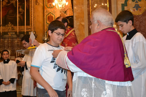 028 Candidate of Confirmation receives the Crucifix