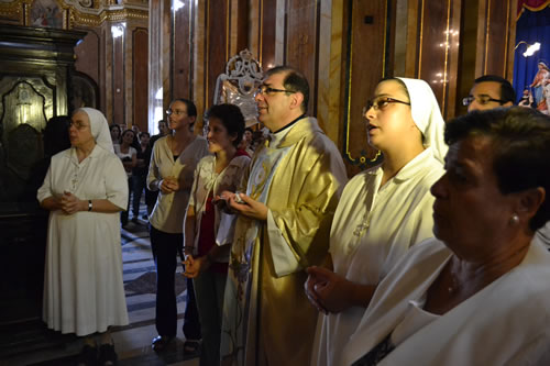 DSC_0149 Reciting prayers in front of Bambina