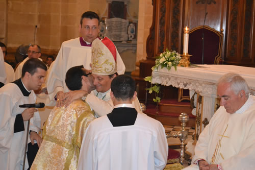 DSC_0104 Bishop and Deacon Daniel embrace