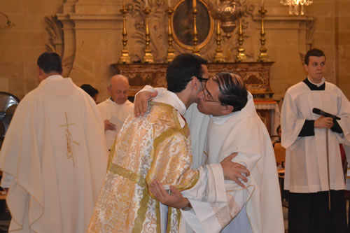 DSC_0122 Can Anthony Refalo Rapa embraces Deacon Daniel