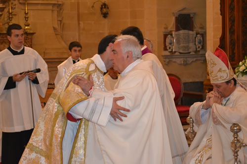 DSC_0107 Cathedral Archpriest embraces Deacon Daniel