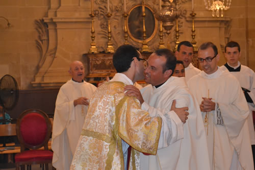 DSC_0117 Fr Charles Sultana embraces Deacon Daniel