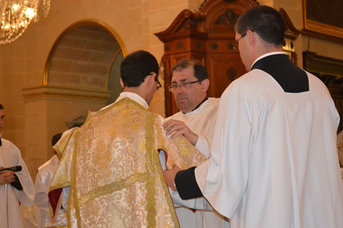 DSC_0093 Xaghra Archpriest helps Daniel put on the chasuble