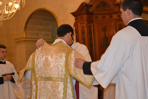 DSC_0094 Xaghra Archpriest helps Daniel put on the chasuble