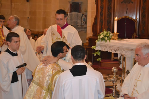 DSC_0103 Bishop and Deacon Daniel embrace