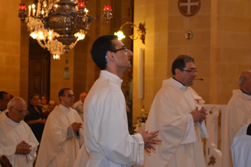 DSC_0006 Accompanied by Xaghra Archpriest to High Altar