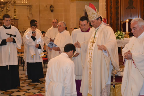 DSC_0077 Ordination of the deacon starts