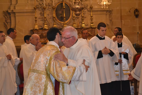 DSC_0111 Xaghra Archpriest Emeritus embraces Deacon Daniel