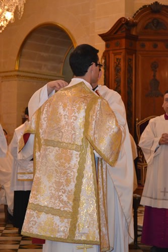 DSC_0095 Xaghra Archpriest helps Daniel put on the chasuble