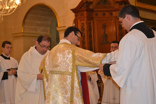 DSC_0097 Xaghra Archpriest helps Daniel put on the chasuble