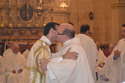 DSC_0130 Fr Mark Bonello  embraces Deacon Daniel