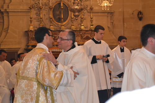 DSC_0110 Fr Alex Refalo embraces Deacon Daniel