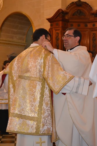 DSC_0096 Xaghra Archpriest helps Daniel put on the chasuble