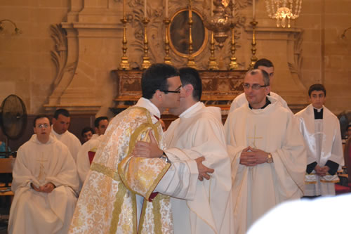 DSC_0109 Fr Michael Curmi embraces Deacon Daniel