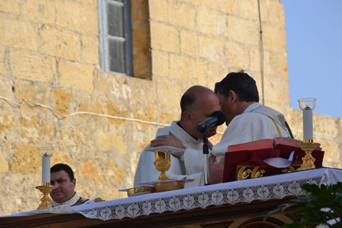 DSC_0124 Embracing Church Rector Can John Sultana