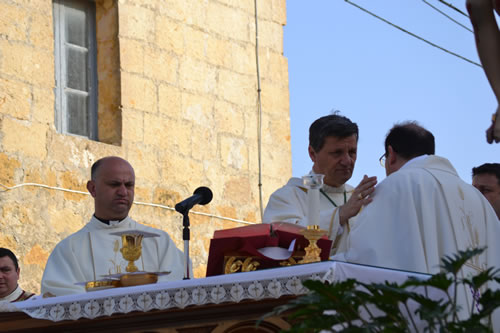 DSC_0123 Embracing Xaghra Archpriest Mgr Carmelo Refalo