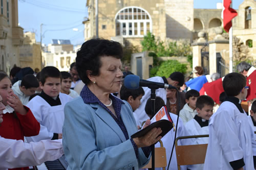 DSC_0044 Ms Maria Attard animating Mass