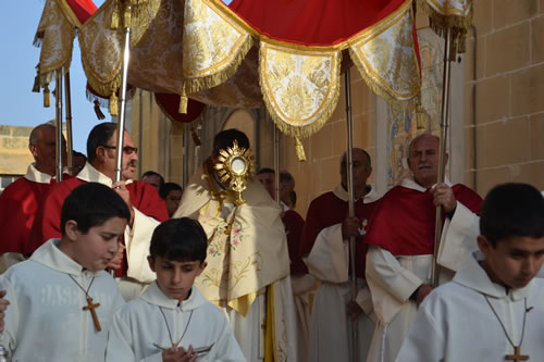 DSC_0156 Bishop Grech with the Holy Eucharist