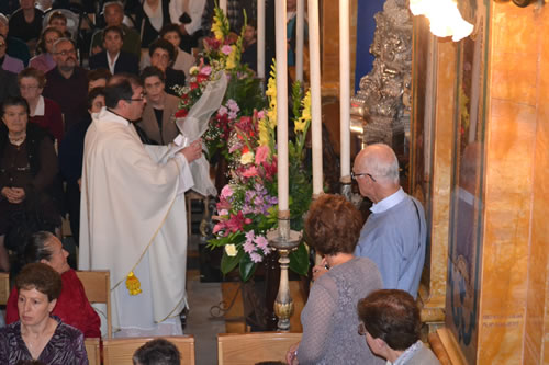 DSC_0243 Archpriest placing flowers at foot of image of Bambina