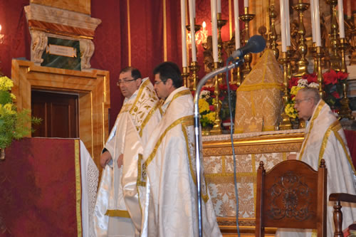 48 Xaghra Archpriest Mgr Carmelo Refalo approaches the Altar