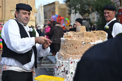 DSC_0539 Franco Debono cutting slices from Carnival Prinjolata