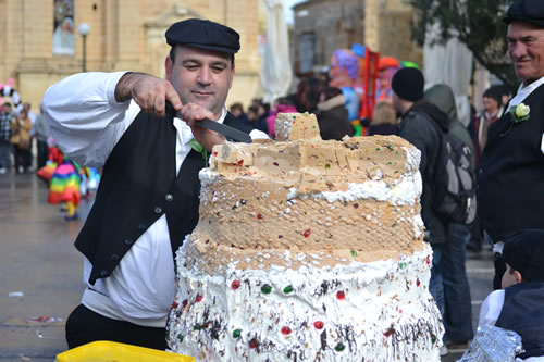 DSC_0541 Franco Debono cutting slices from Carnival Prinjolata