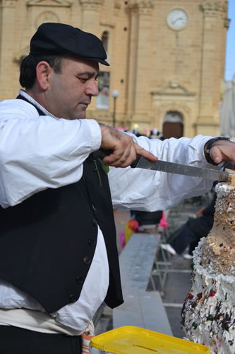 DSC_0538 Franco Debono cutting slices from Carnival Prinjolata