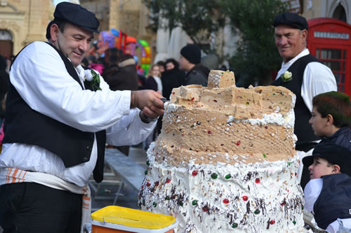 DSC_0540 Franco Debono cutting slices from Carnival Prinjolata