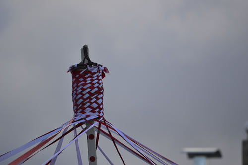 DSC_0619 winding the ribbons on the basket