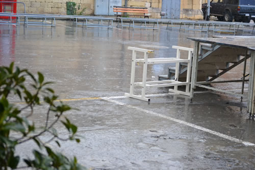 06 empty benches in Square