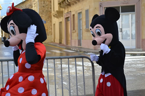 42 Minnie and Micky arrive