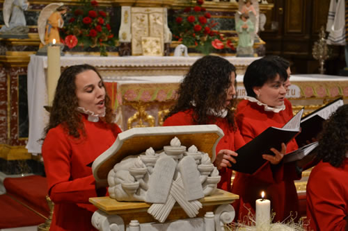 DSC_0013 Choir Voci Angeliche singing Carols