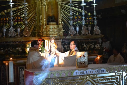 DSC_0085 Handing image of Baby Jesus to parish Vicar