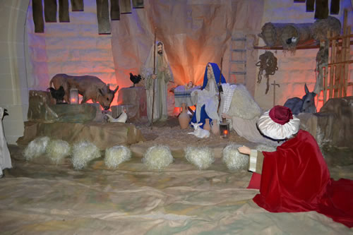 05 Life size presentation of manger