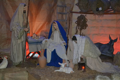 08 Life size presentation of manger