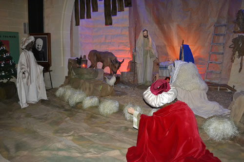 06 Life size presentation of manger