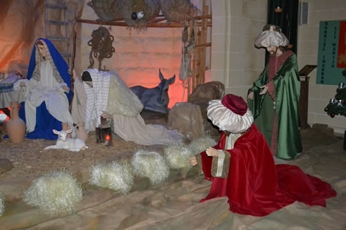 07 Life size presentation of manger