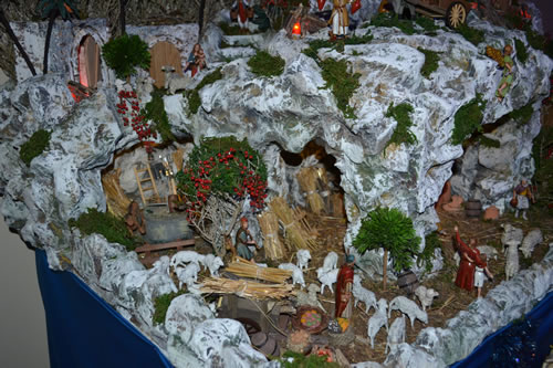 DSC_0015 Small Crib by Charlon Said