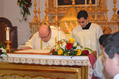 DSC_0042 Vicar General kisses the altar