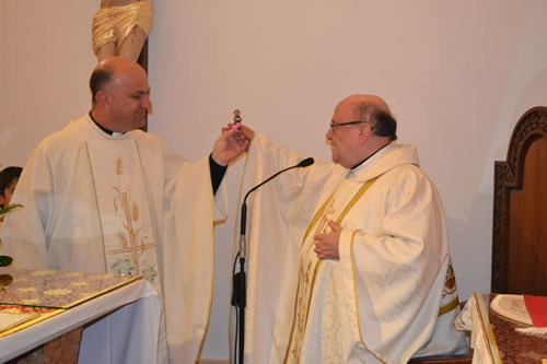 DSC_0146 Presenting the statuette to the Vicar General