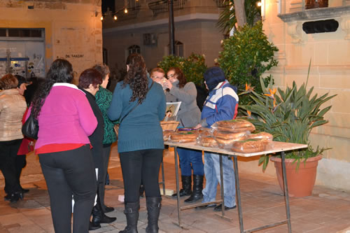 DSC_0157 Buying rings of loaf