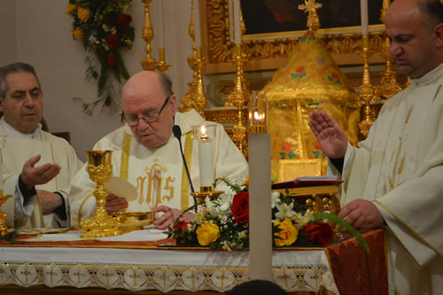 DSC_0101 Consecrating the bread