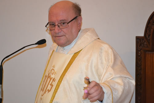 DSC_0148 Vicar General holds the statuette