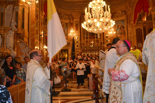 DSC_0283 Presentation of Vatican flag