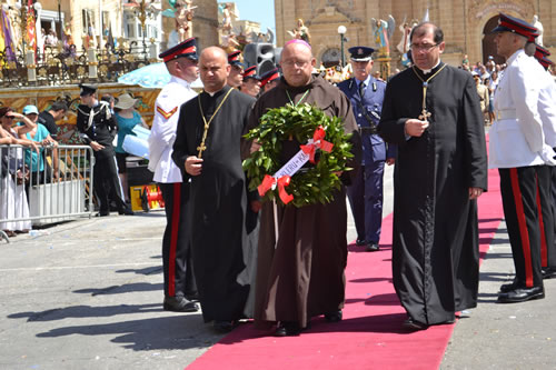 DSC_0551 Wreath laying - Chapter and Clergy