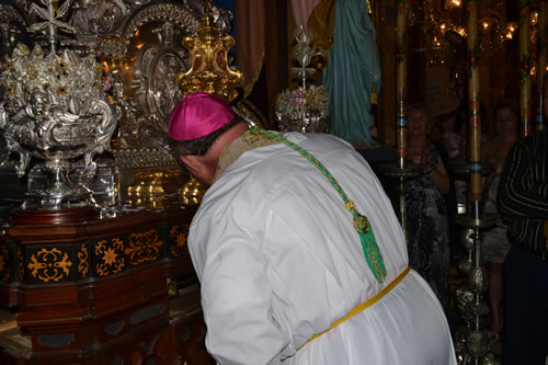 DSC_0496 Kissing the Relic of the bambina