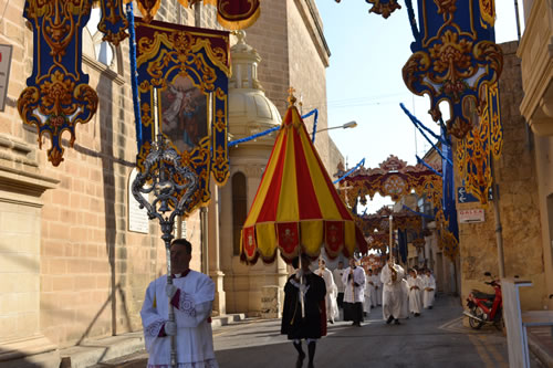 DSC_0095 Procession leaves sacristy heading for Basilica