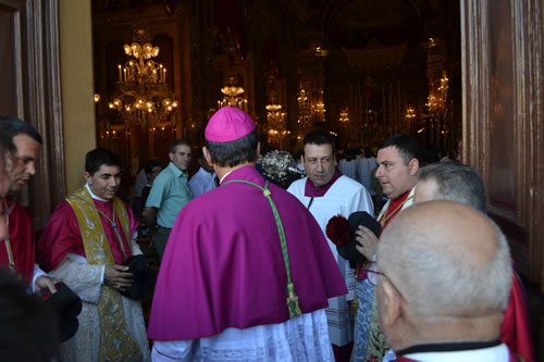 DSC_0087 Bishop enters the Basilica