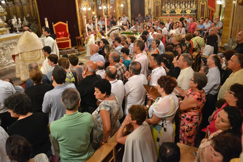 DSC_0413 All eyes on the Holy Eucharist